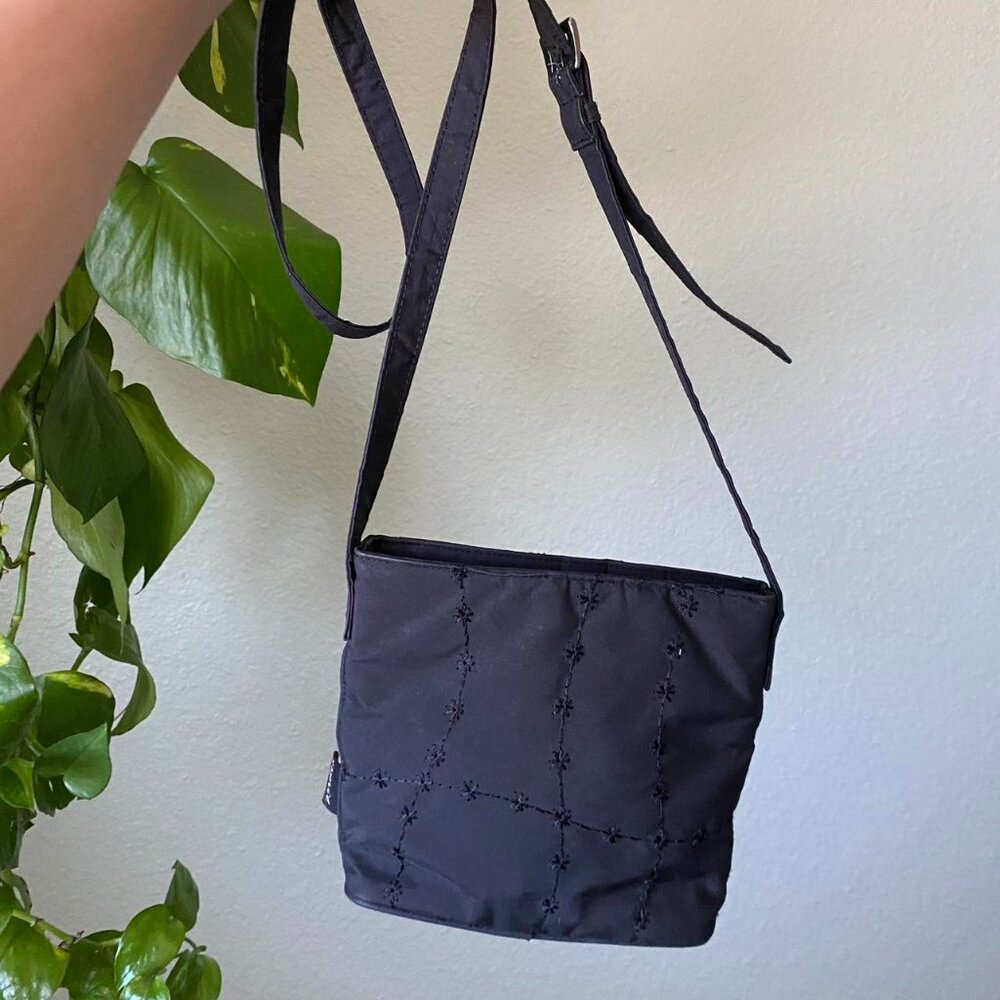 90s flower embroidered over the shoulder purse!